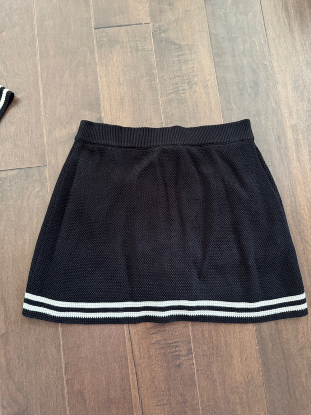 ALO Yoga Black Tennis Club Sweater Knit Skirt and bra top - Picture 5 of 5